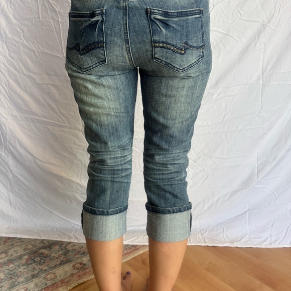 lightly distressed cuffed capri jeans - Picture 3 of 5